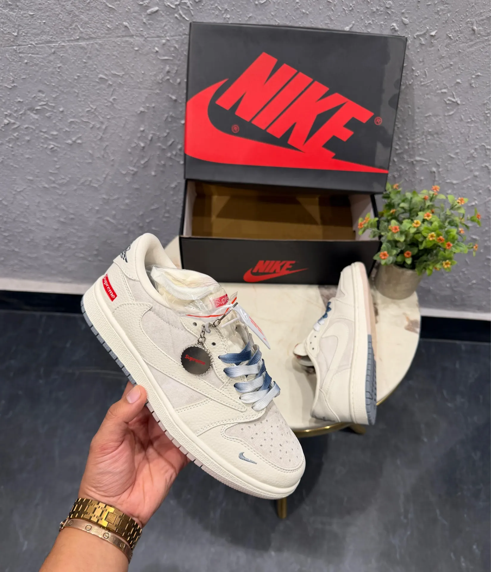 Air Jordans Retro 1 reverse  supreme keychain 