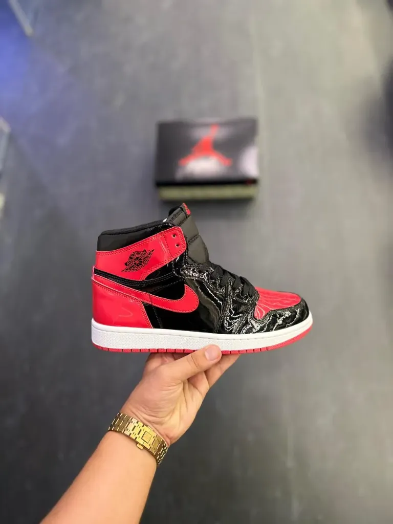 Air Jordans Retro 1 mid patent bred (40)