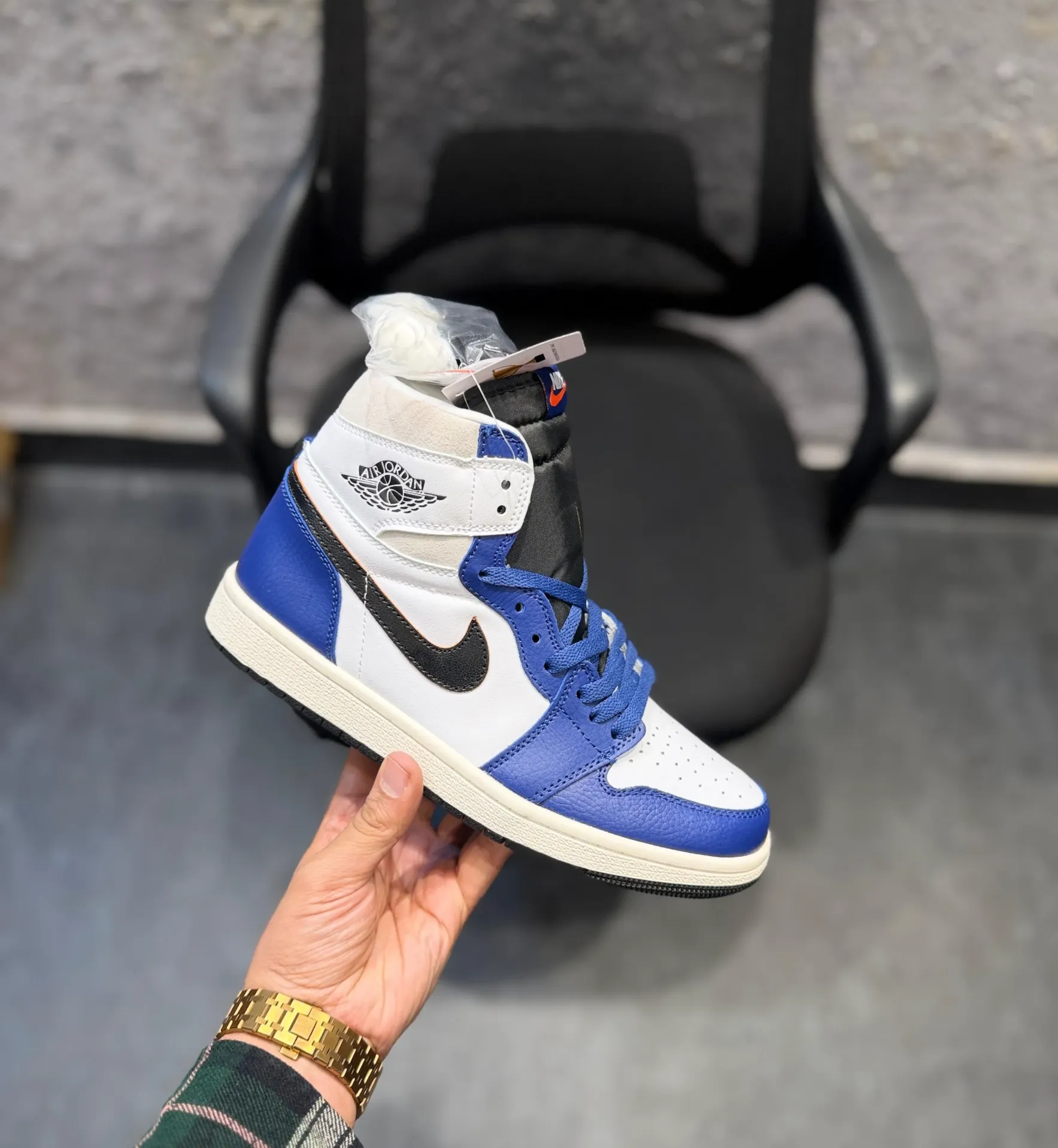 Air jordans retro 1 mid air royal