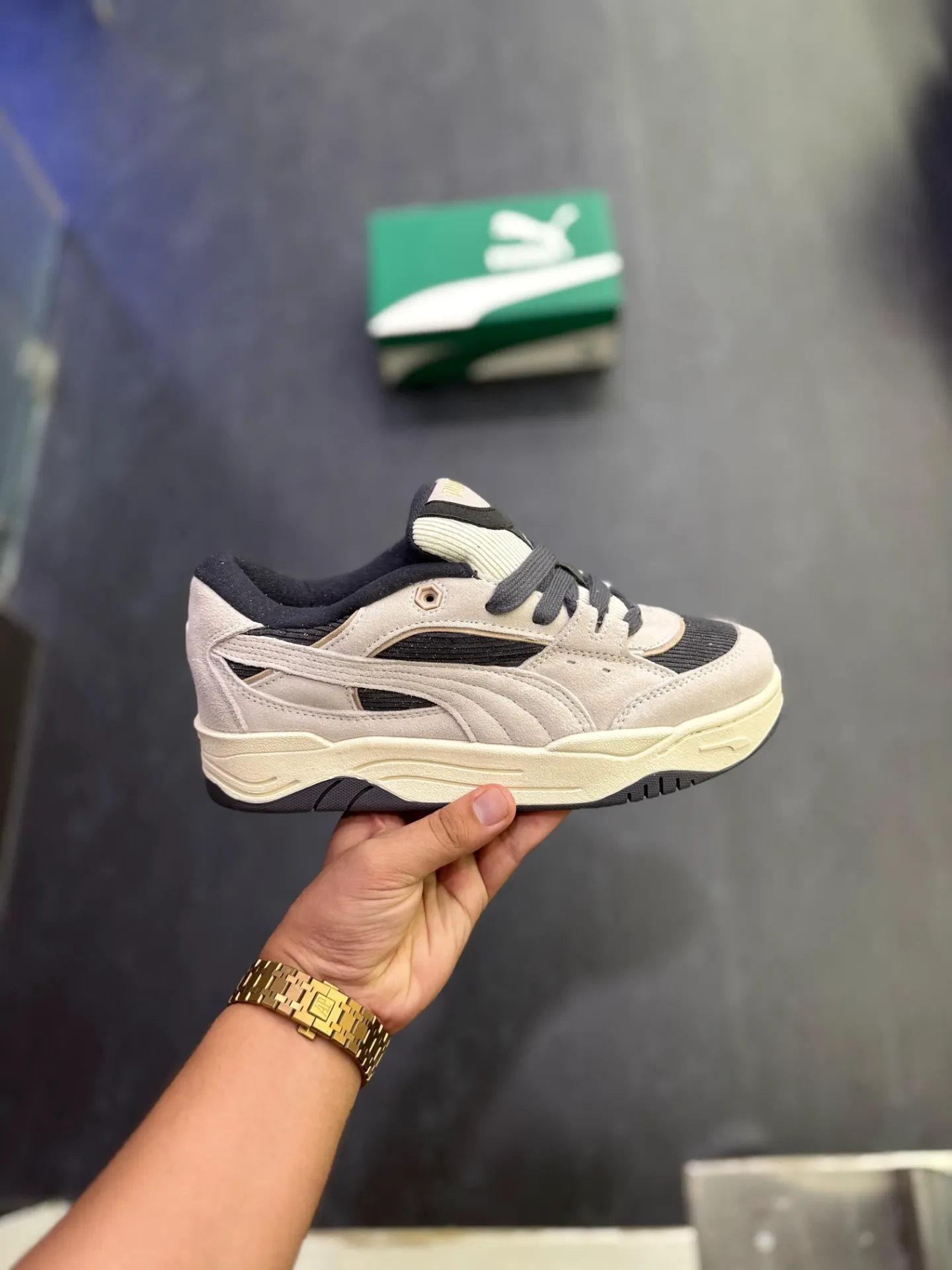 Puma 180 sneaker in a beige and dark gray  (40)