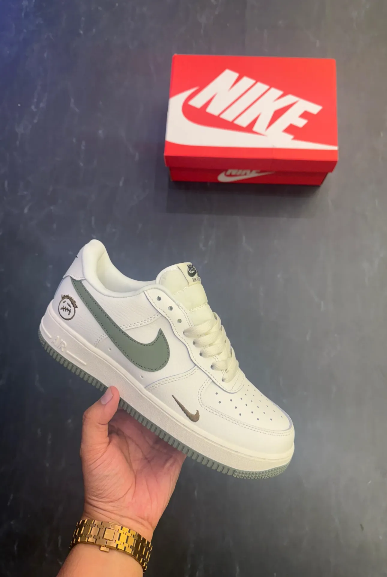 Nike air force one kaws